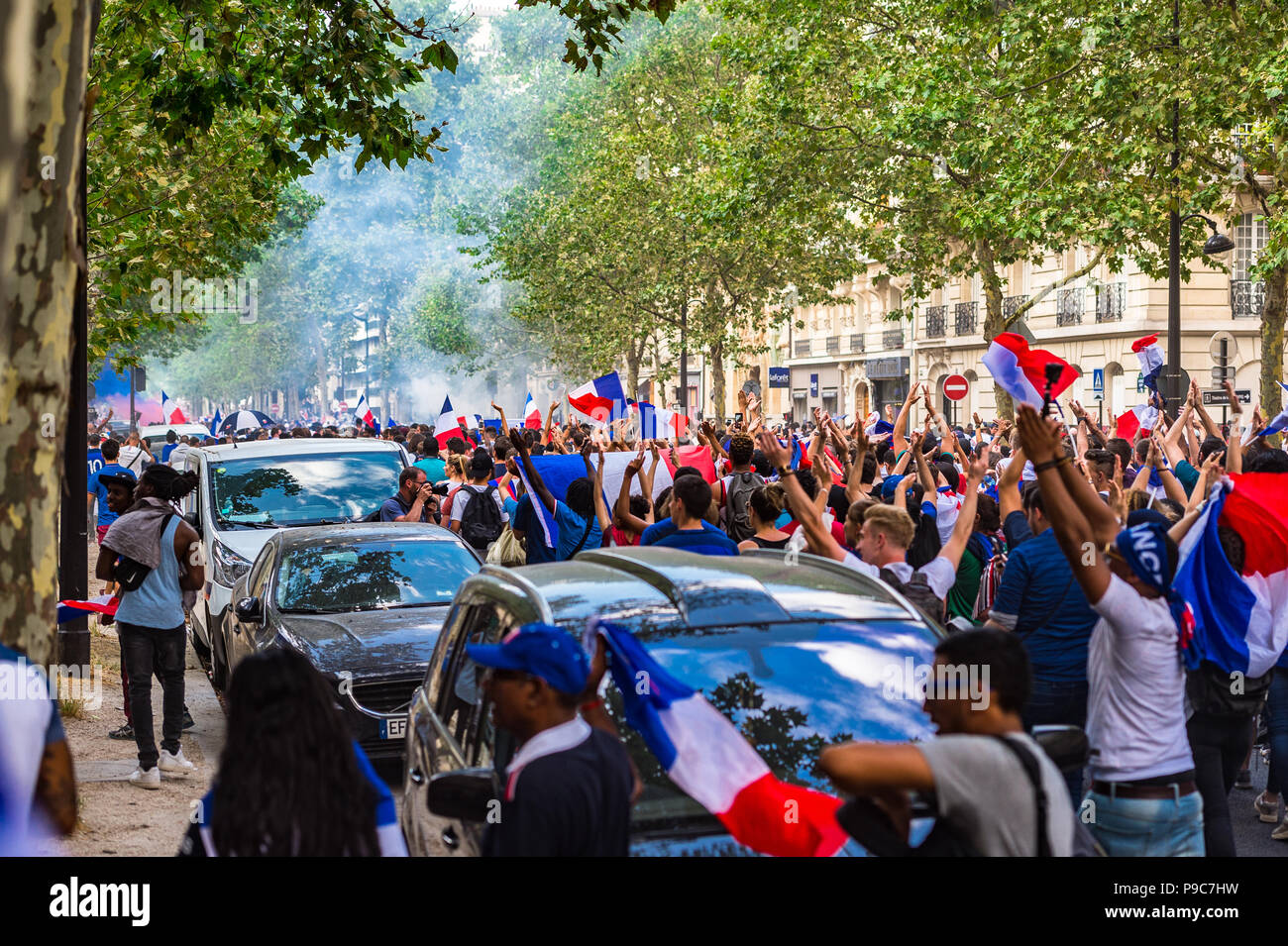 Parigi, Francia. Il 15 luglio 2018. Una grande folla per celebrare in per le strade di Parigi dopo la Francia vince il 2018 FIFA World Cup Russia. Parigi, Francia. Foto Stock
