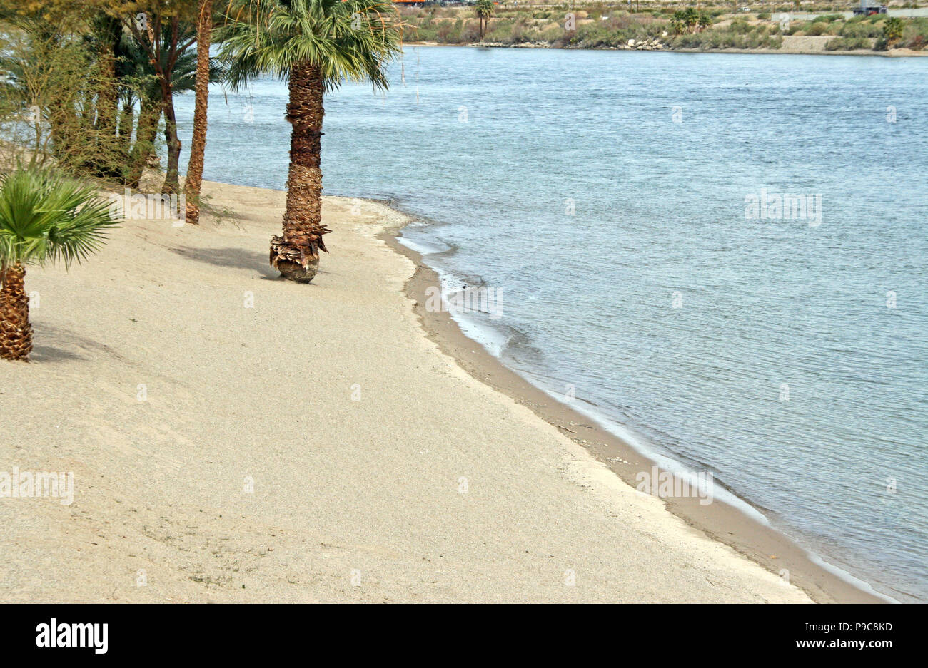 Sabbia bianca e acqua blu alcune spiagge da qualche parte Foto Stock