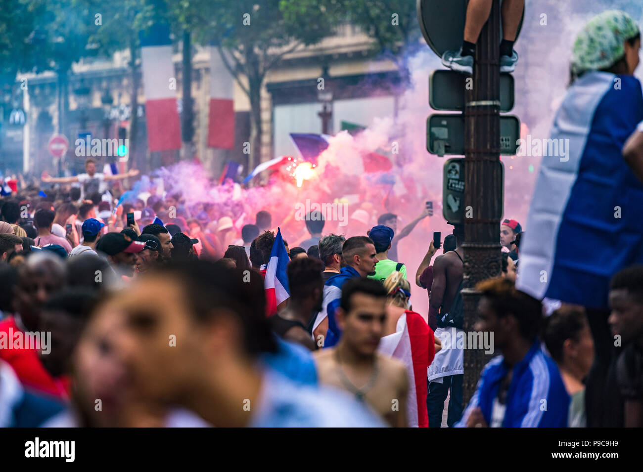 Parigi, Francia. Il 15 luglio 2018. Una grande folla per celebrare in per le strade di Parigi dopo la Francia vince il 2018 FIFA World Cup Russia. Parigi, Francia. Foto Stock