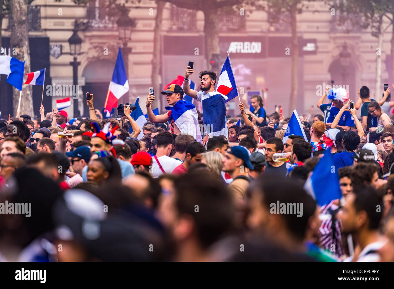 Parigi, Francia. Il 15 luglio 2018. Una grande folla per celebrare in per le strade di Parigi dopo la Francia vince il 2018 FIFA World Cup Russia. Parigi, Francia. Foto Stock