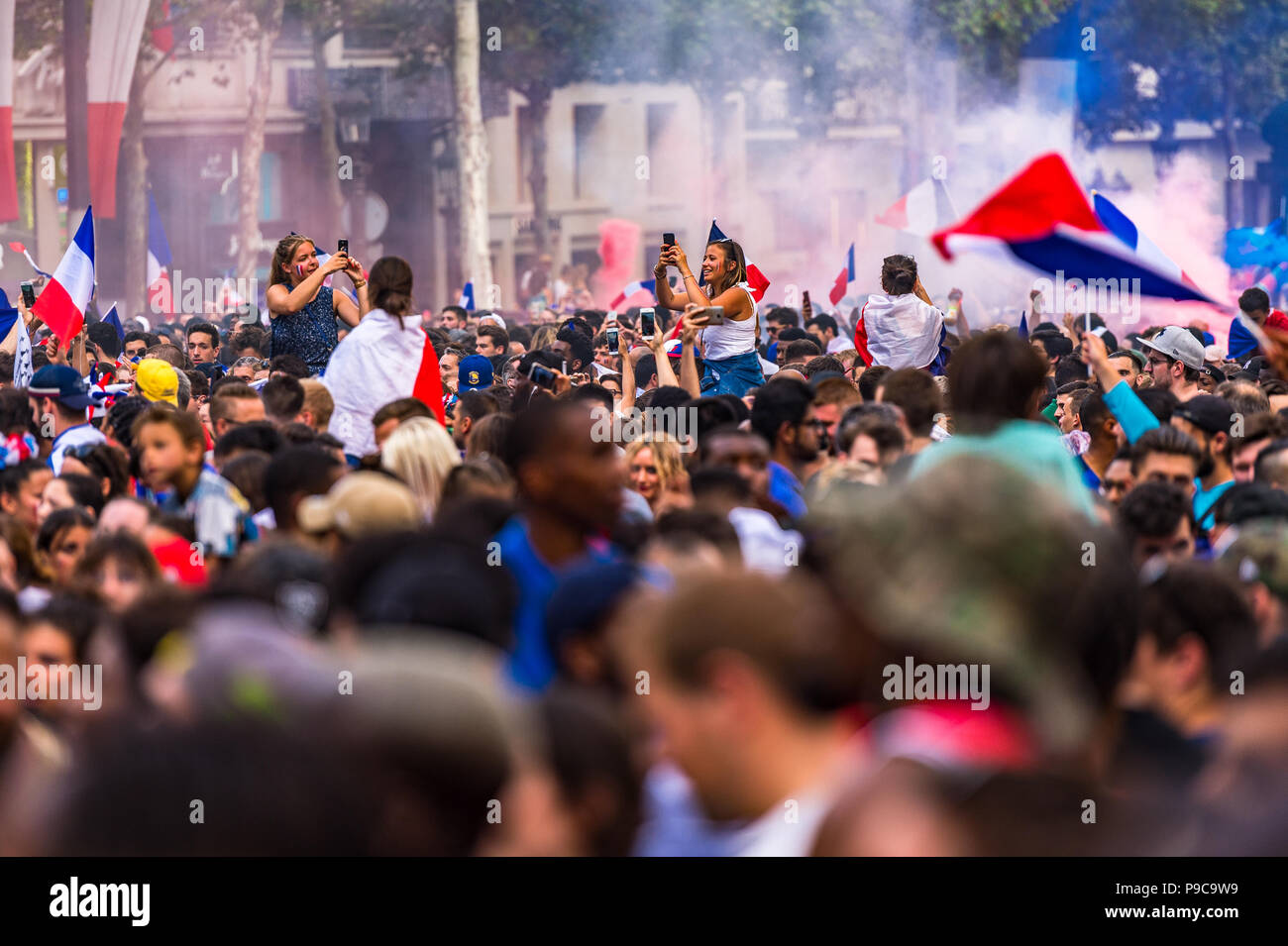 Parigi, Francia. Il 15 luglio 2018. Una grande folla per celebrare in per le strade di Parigi dopo la Francia vince il 2018 FIFA World Cup Russia. Parigi, Francia. Foto Stock