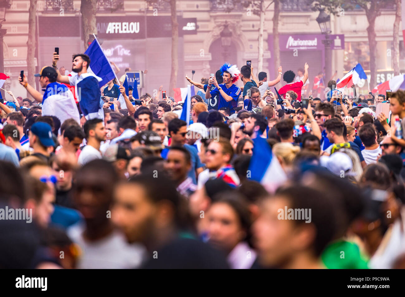 Parigi, Francia. Il 15 luglio 2018. Una grande folla per celebrare in per le strade di Parigi dopo la Francia vince il 2018 FIFA World Cup Russia. Parigi, Francia. Foto Stock