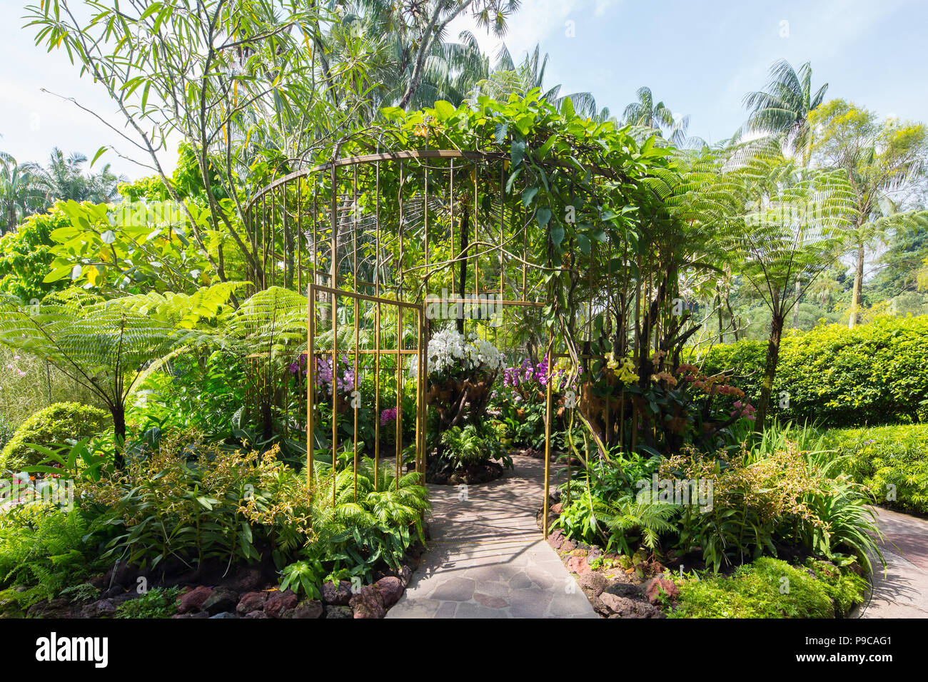 Vista di una gabbia al National Orchid Garden all'interno dei Giardini Botanici di Singapore. Singapore Foto Stock