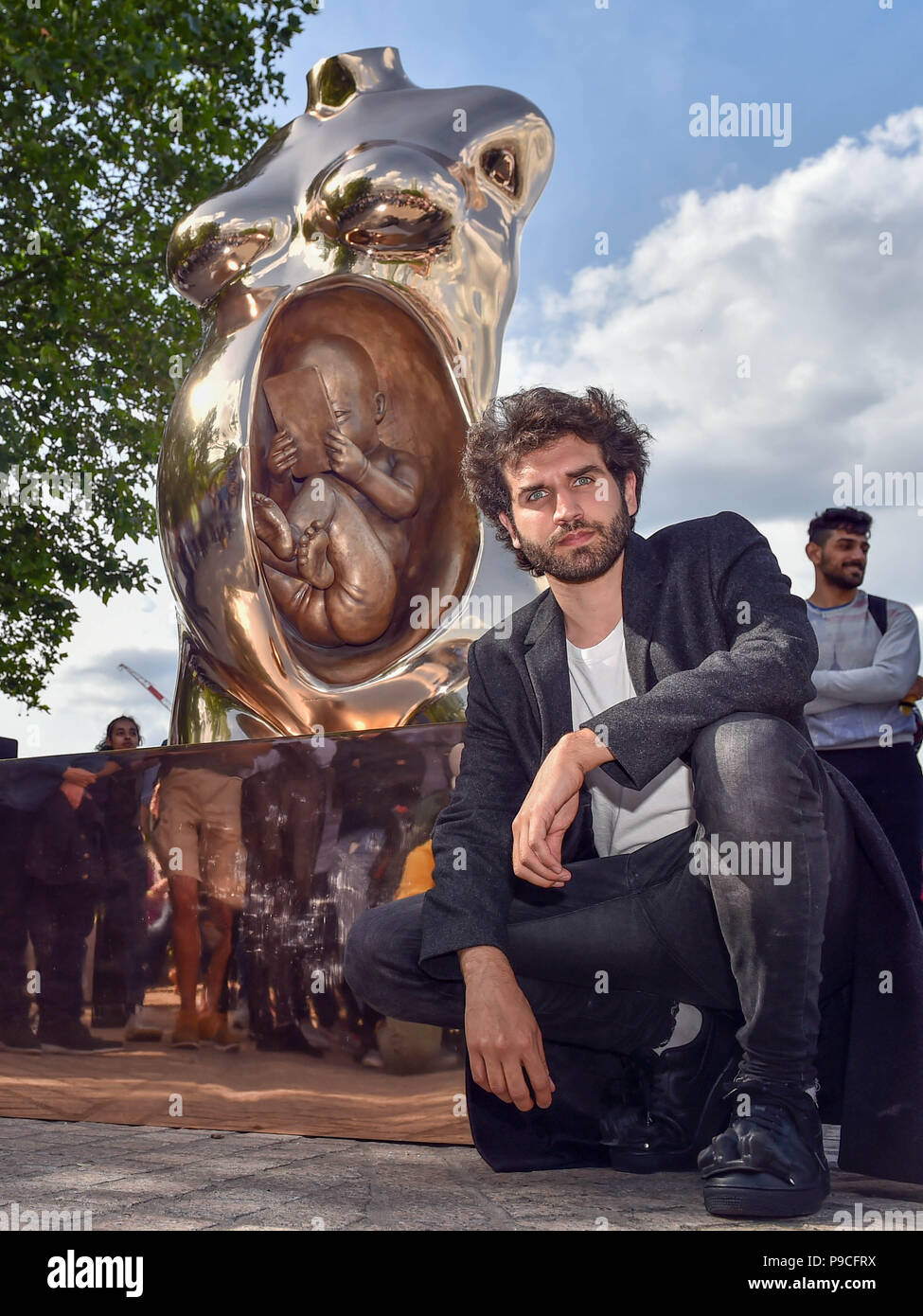 Artista italiano, Federico Clapis' Crypto collegamento è svelata al punto di osservazione su Londra Il Southbank. Il pezzo di bronzo rappresenta il profondo legame prenatale tra madre e figlio e anticipa l'arrivo di un hyper-generazione, uno il cui sinapsi sono geneticamente attaccata a una vasta rete e i cui occhi saranno testimoni di una costante evoluzione della realtà. Gli ospiti e i membri del pubblico possono anche cacciare per $30.000 nel token crittografico nascosti da Wallem, il nuovo Pokemon andare stile gioco di Crypto, 300 metri attorno alla scultura. Dotato di: visualizzare, Federico Clapis' Connessione Crypto dove: Lon Foto Stock