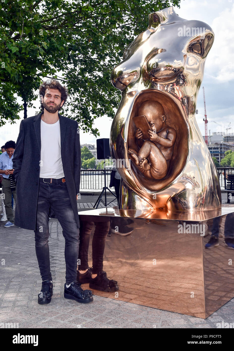 Artista italiano, Federico Clapis' Crypto collegamento è svelata al punto  di osservazione su Londra Il Southbank. Il pezzo di bronzo rappresenta il  profondo legame prenatale tra madre e figlio e anticipa l'arrivo