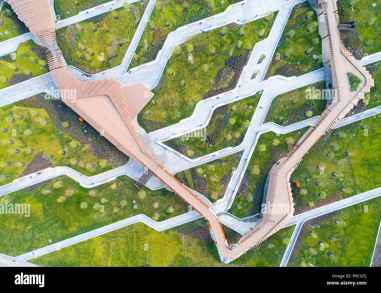 Una vista da sopra del nuovo parco 'Tyufelyov Grove' a Mosca. La fotografia aerea. Foto Stock