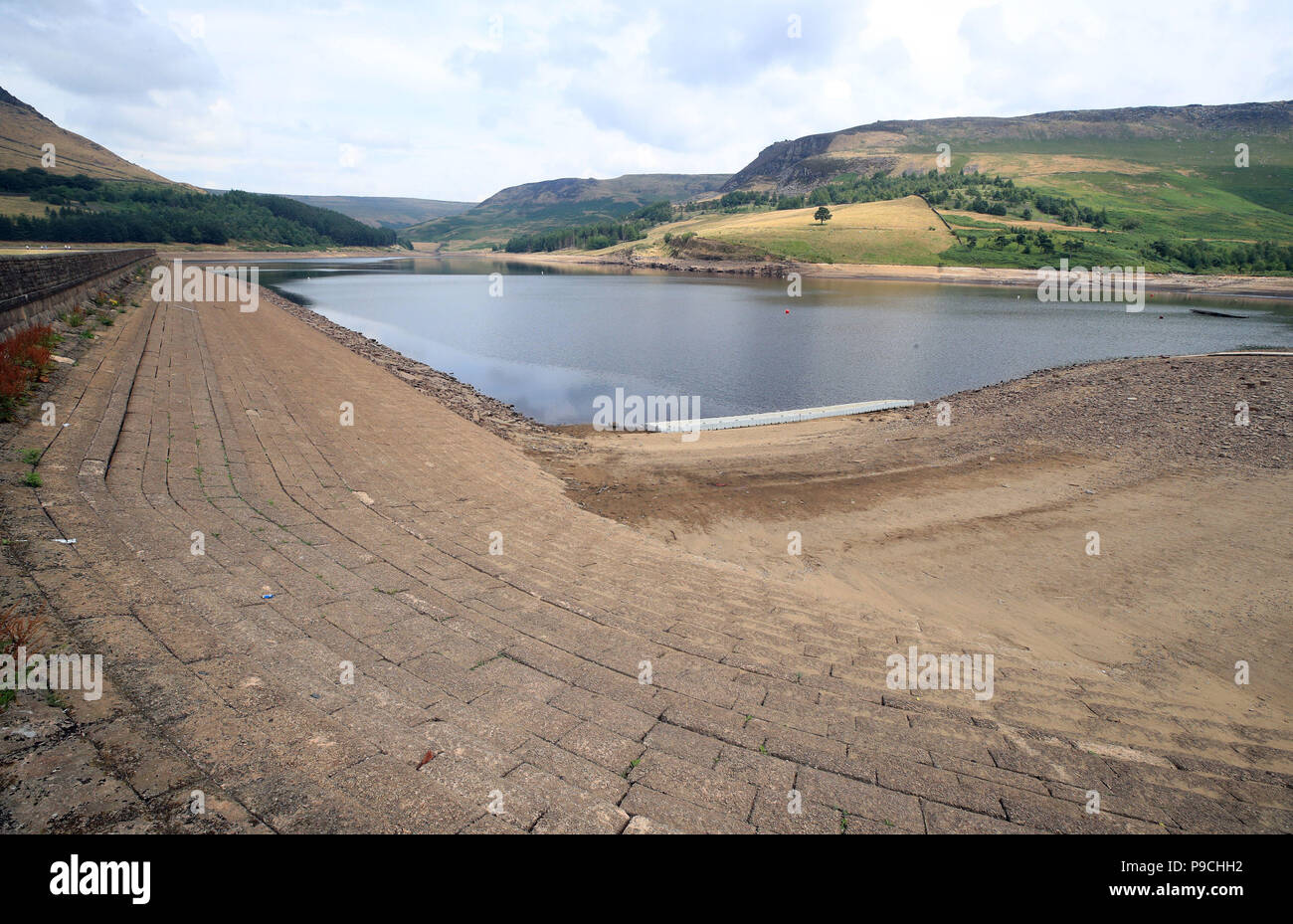 Livello basso di acqua sulla pietra Colomba serbatoio sulla Saddleworth Moor vicino a Oldham come milioni di persone si trovano di fronte a un tubo flessibile di divieto, acqua società United Utilities ha annunciato. Foto Stock