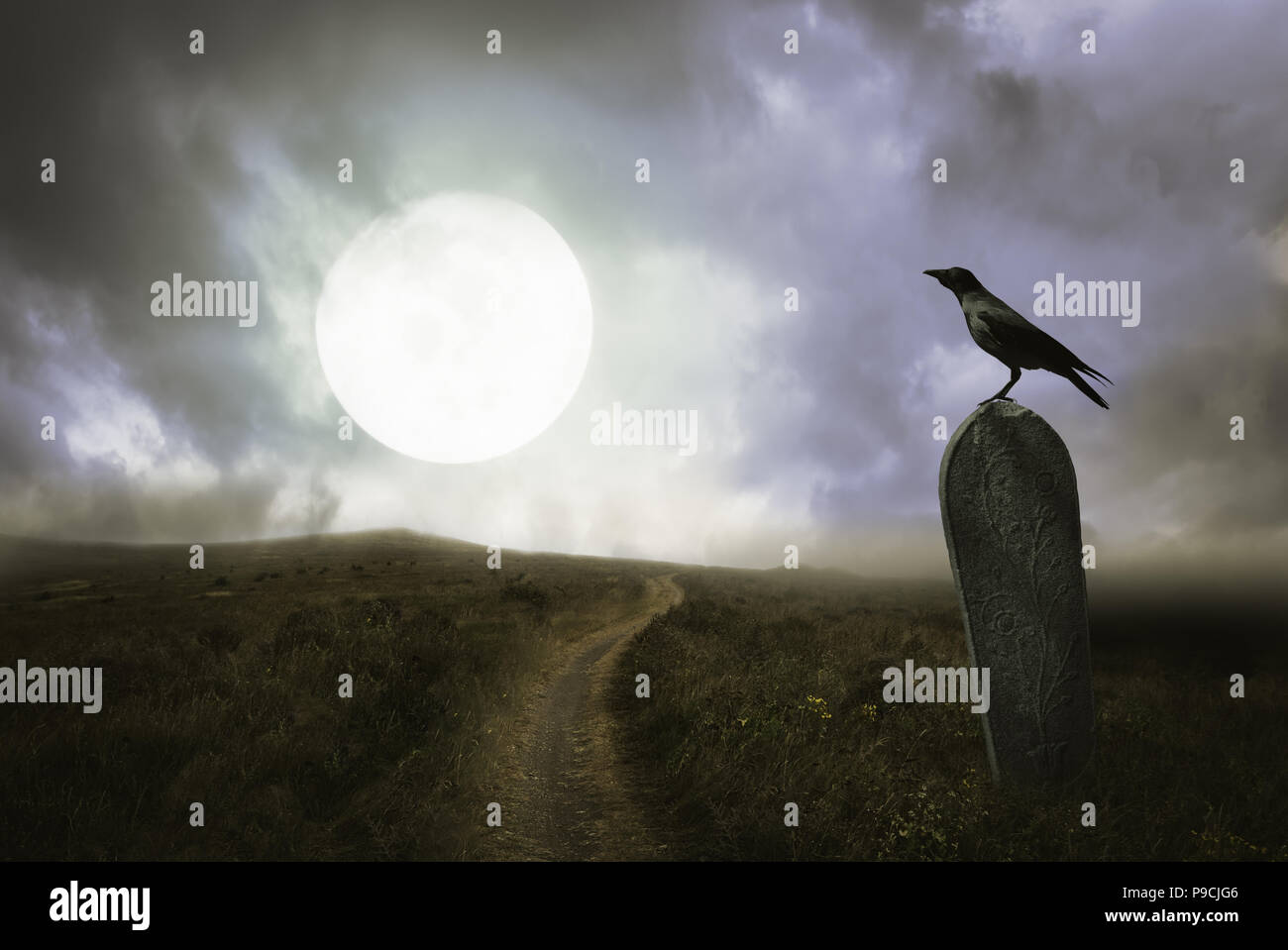 Apocalittico scenario di Halloween con grave, Raven e luna Foto Stock