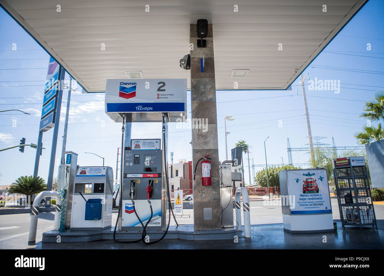 Chevron gas station in Messico. Techron. Stazione di gas. Servizio di benzina, diesel. idrocarburi, miscela, petrolio, distillazione, combustibile, la combustione Foto Stock