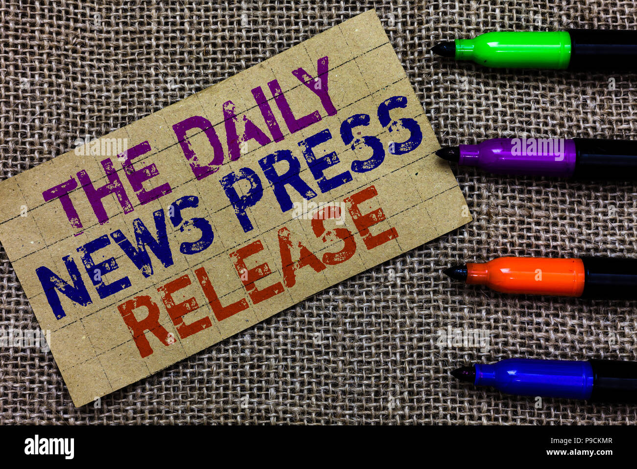 La grafia la scrittura di testo il Daily News Press Release. Concetto significato annuncia grandi novità o parlare alla gente di cartone per mouse di computer backgroun di iuta Foto Stock
