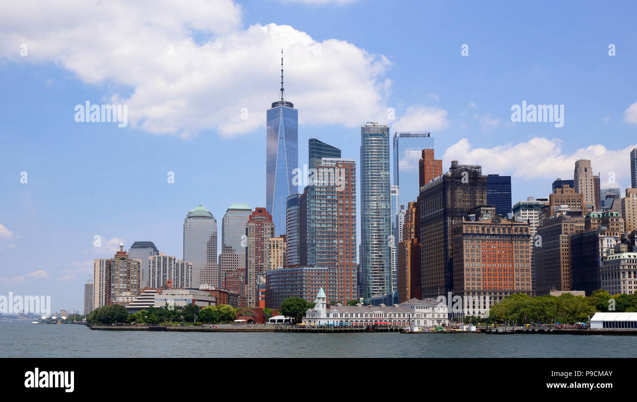 Lo skyline di Battery Park City e Lower Manhattan in una giornata di sole, New York, New York. Foto Stock