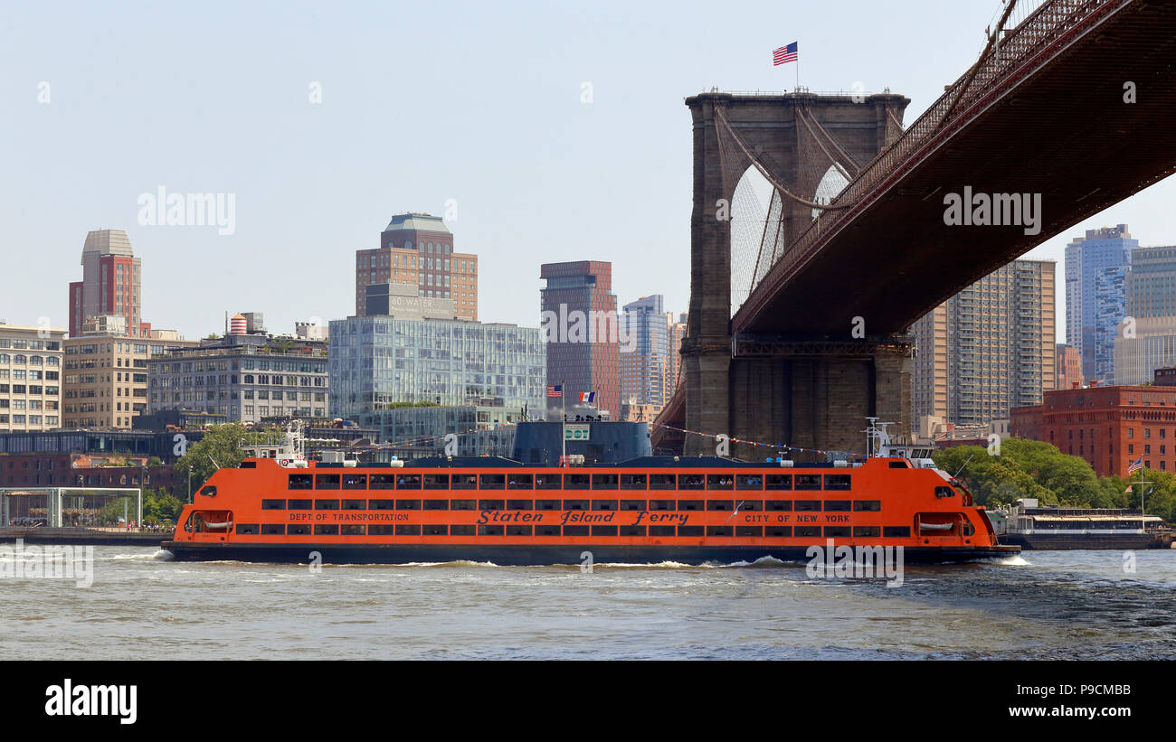 A Staten Island Ferry boat passa sotto il ponte di Brooklyn Foto Stock