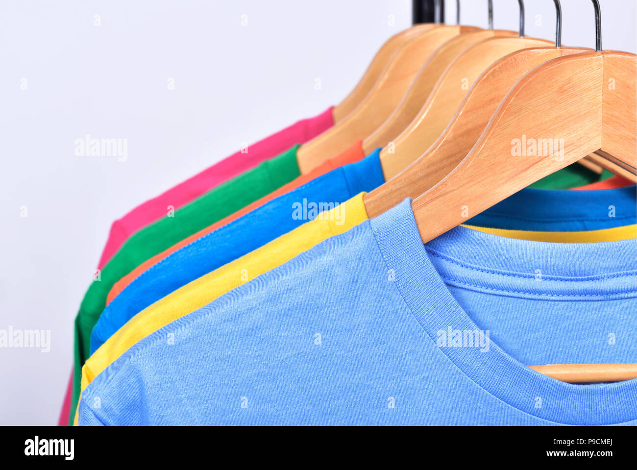 Abbigliamento colorato appendere su un ripiano dopo lavaggio isolate su sfondo bianco Foto Stock