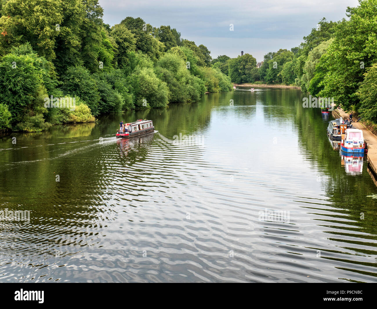 Narrowboat sul fiume Ouse dal Millennium Bridge in York Yorkshire Inghilterra Foto Stock