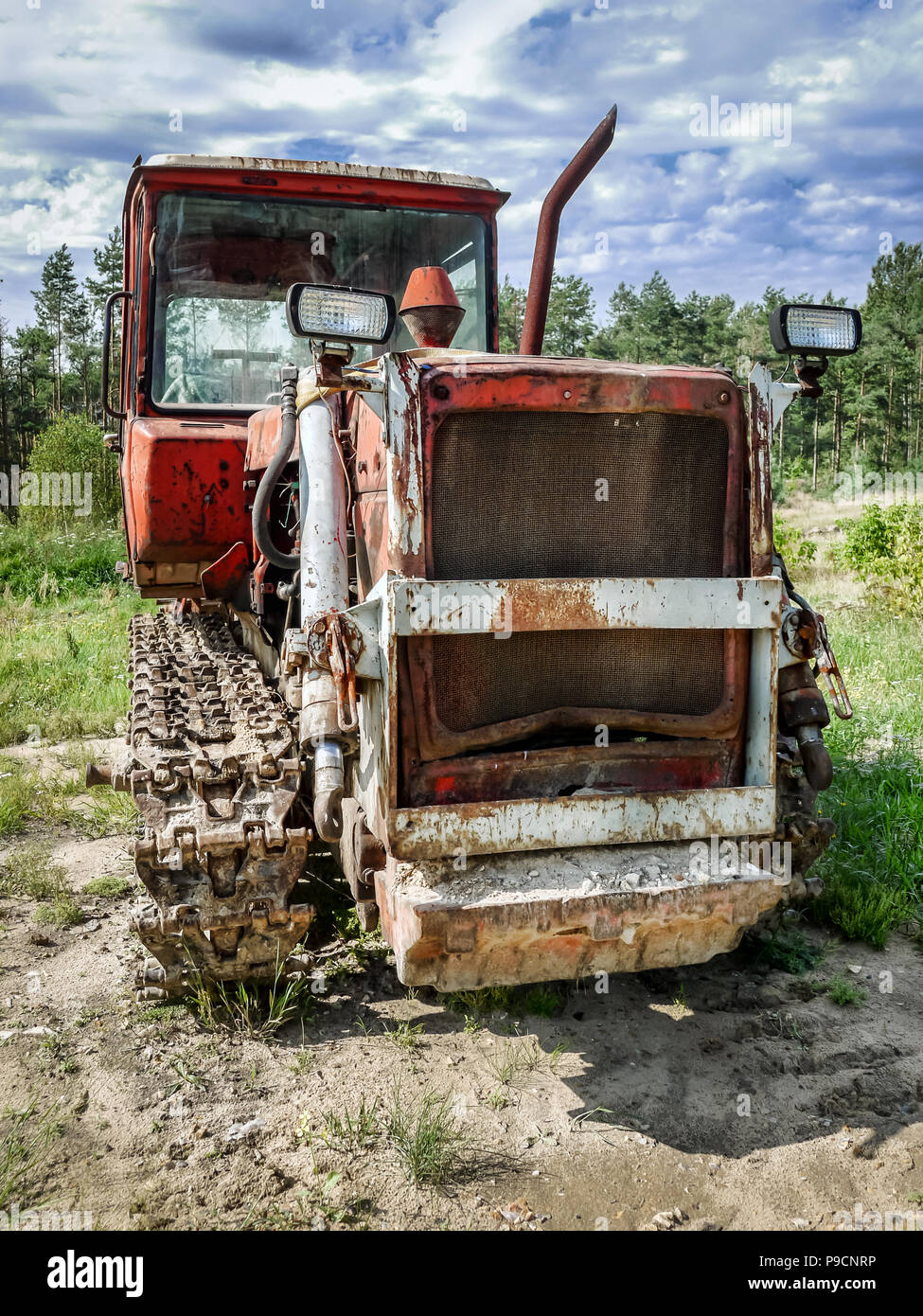 Vecchio rotto il trattore cingolato abbandonato nel campo Foto Stock