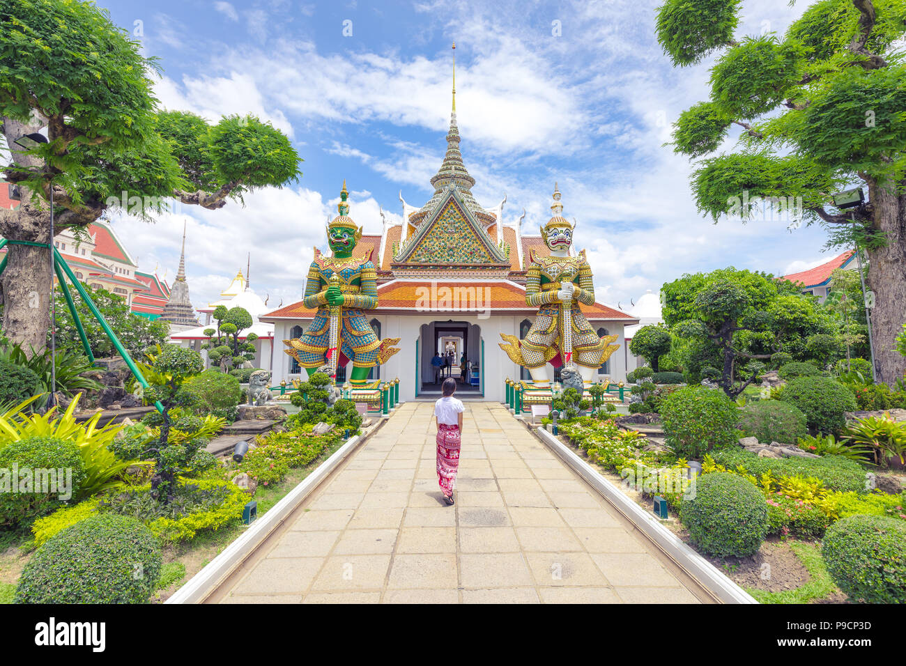 Donne Traveler visitare un tempio in Thailandia durante una giornata di sole Foto Stock