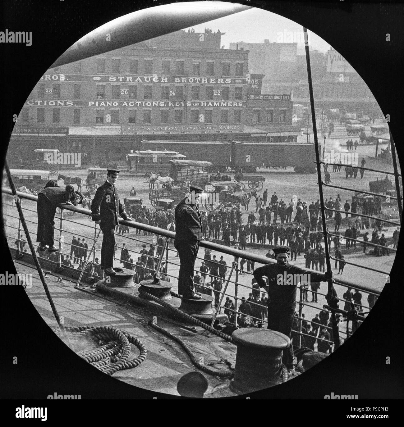 Foto di alcuni ufficiali ed equipaggio a bordo di Cunard Ocean Liner in dock in New York, tardo XIX o agli inizi del XX secolo. L'Amido fratelli edificio in background vi. Foto Stock