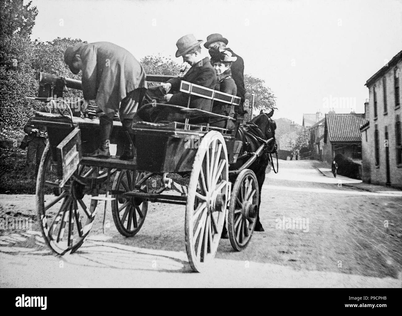 Late Victorian fotografia di persone di salire a bordo di un piccolo cavallo verso il basso del carro, da qualche parte in Inghilterra. Foto Stock