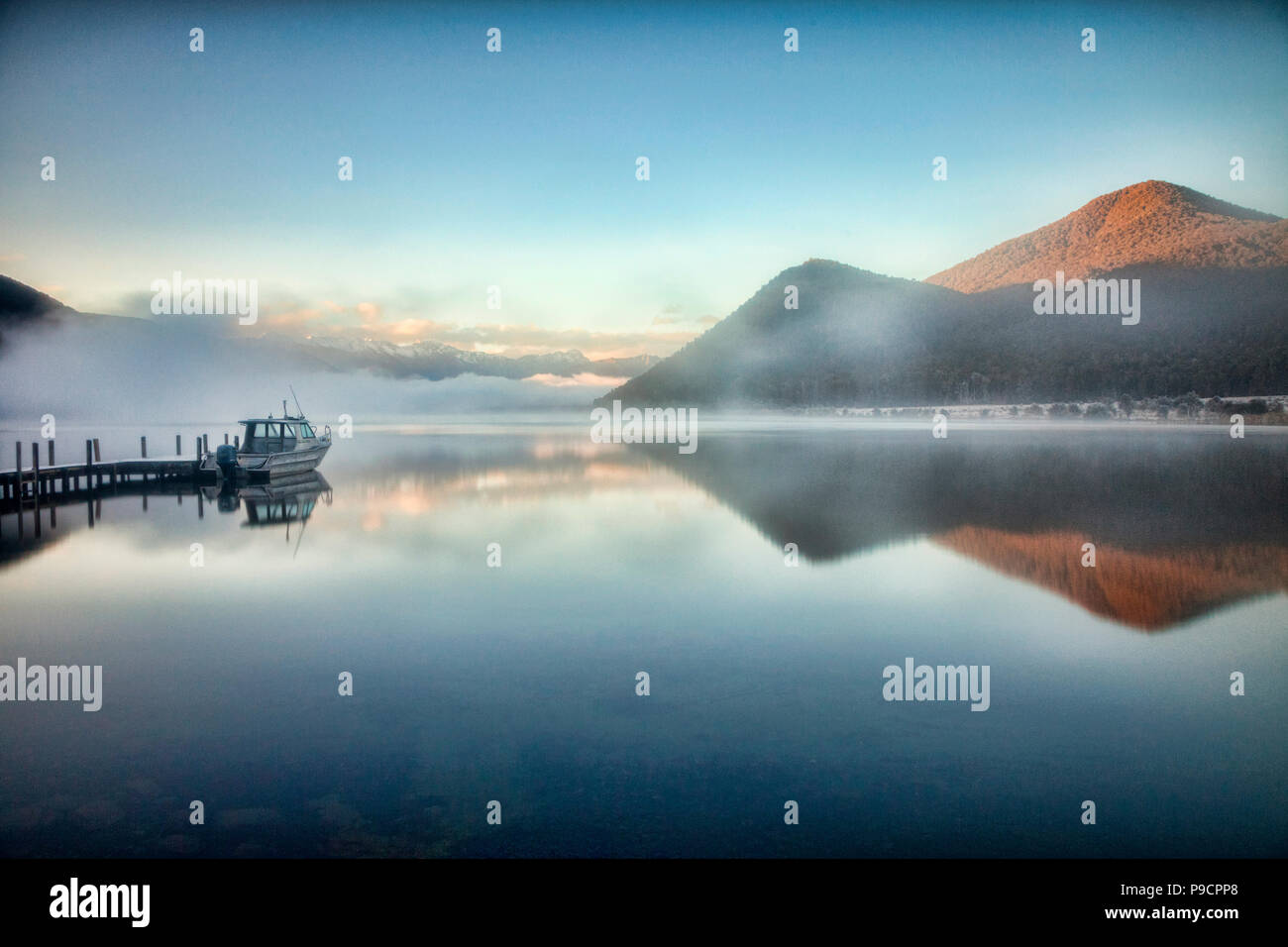 Un colde e nebbiosa mattina al Lago Rotoroa, Nelson Lakes National Park, Nuova Zelanda. Foto Stock