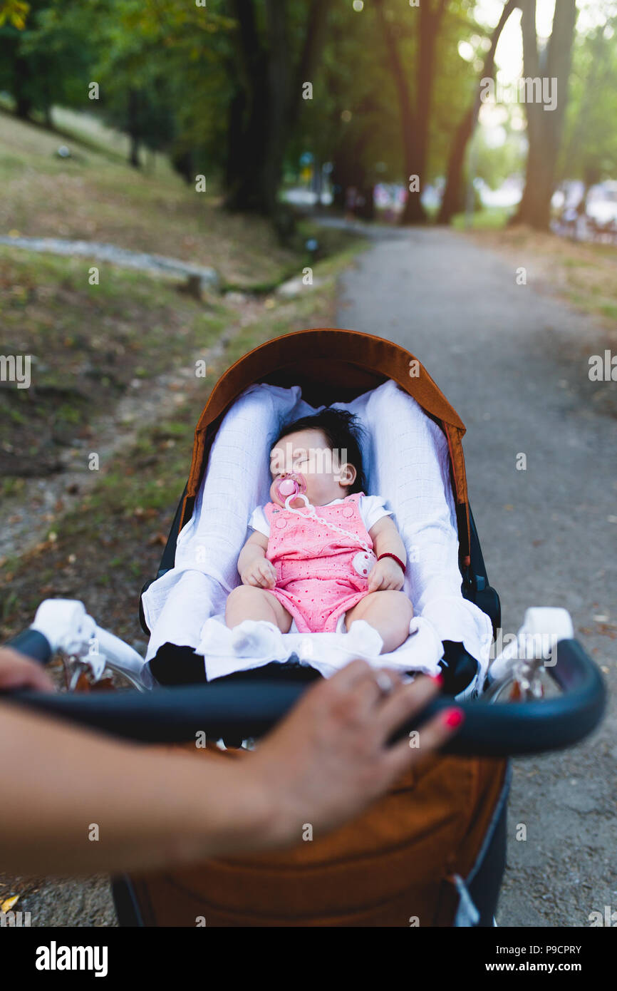 Bellissima bambina dormendo all'aperto nel passeggino. Foto Stock