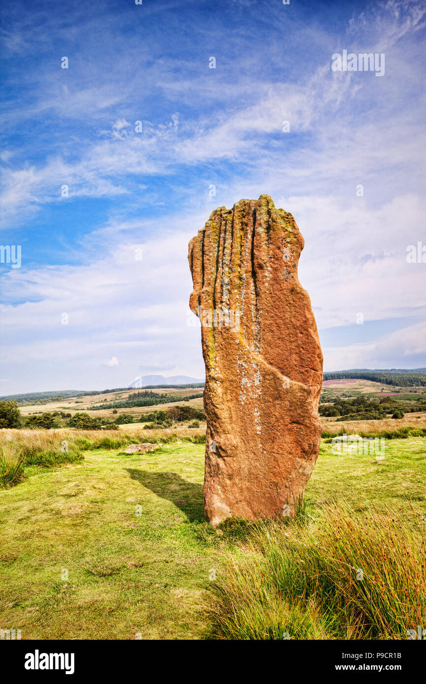 Il solo montante rimanente in pietra di Machrie Moor 3 cerchio di pietra, 4000 anno vecchio monumento megalitico sull'isola di Arran, North Ayrshire, Scotl Foto Stock