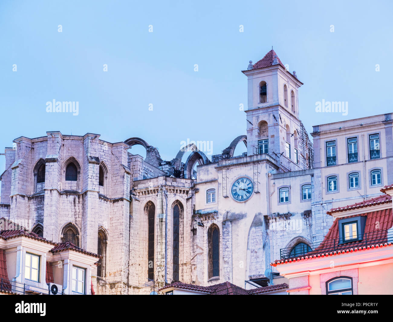 Convento di Nostra Signora del Monte Carmelo al crepuscolo, da Piazza Rossio., Lisbona, Portogallo Foto Stock