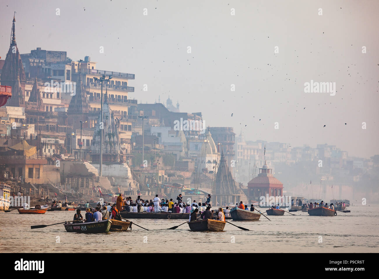 Barche all'alba sul fiume Gange a Varanasi, India Foto Stock