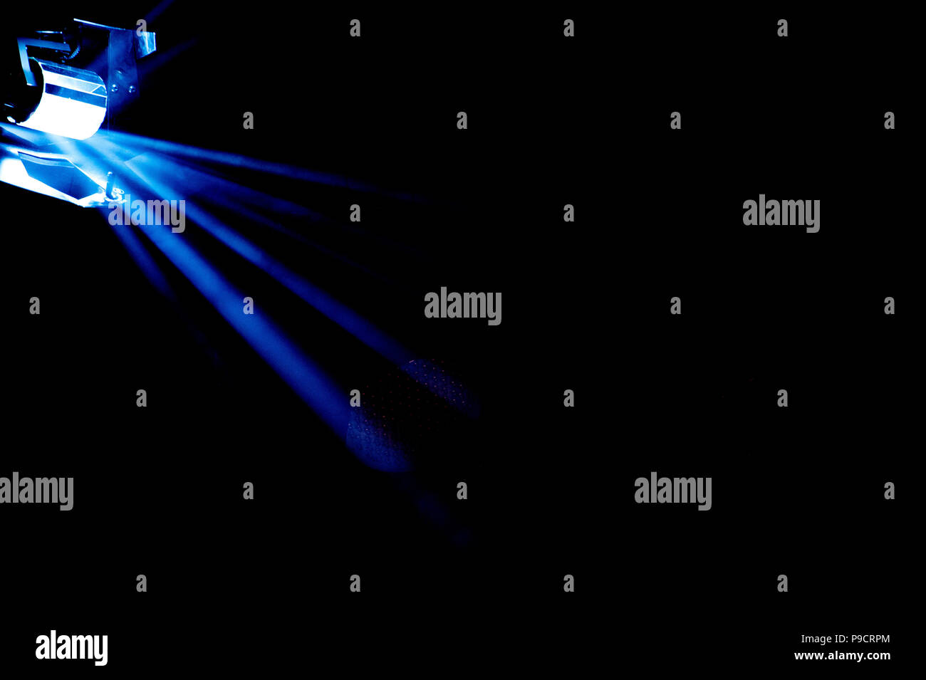 LED luce di inondazione che mostra i raggi di luce dalla parte superiore sinistra dell'immagine Foto Stock