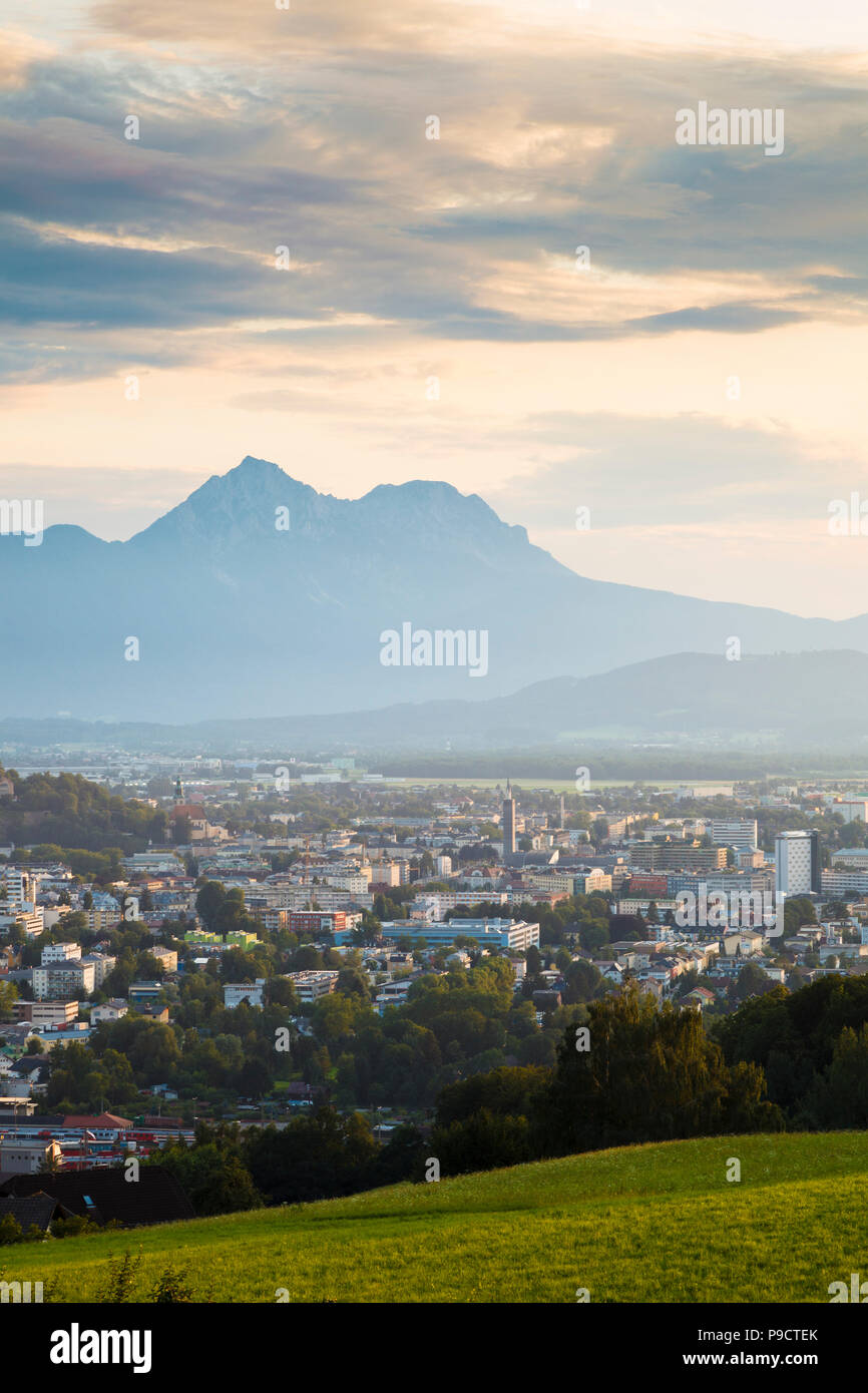 Vista su Salisburgo, Austria con le Alpi austriache dietro, Europa Foto Stock