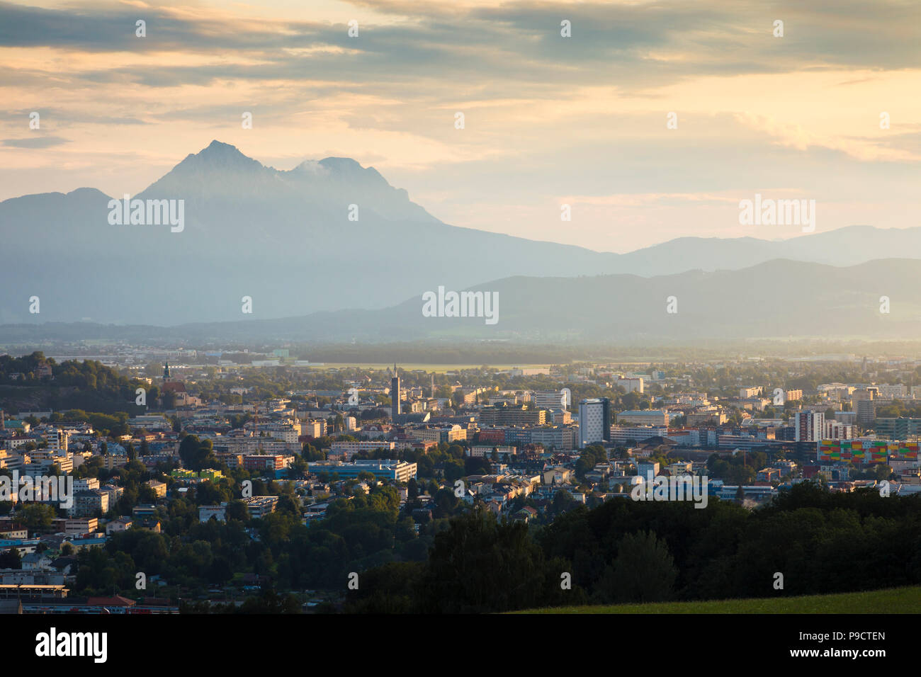 Vista su Salisburgo, Austria con le Alpi austriache dietro, Europa Foto Stock