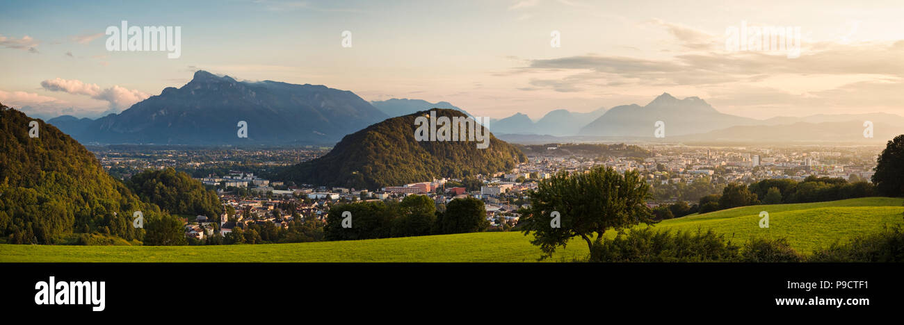 Salzburg, veduta della città nelle Alpi austriache, vista panoramica del paesaggio urbano, paesaggio austriaco, Europa nel tardo pomeriggio Foto Stock