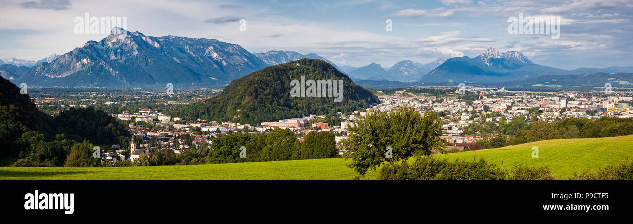 Panoramica vista diurna della città di Salisburgo, nelle Alpi austriache, Austria, Europa Foto Stock
