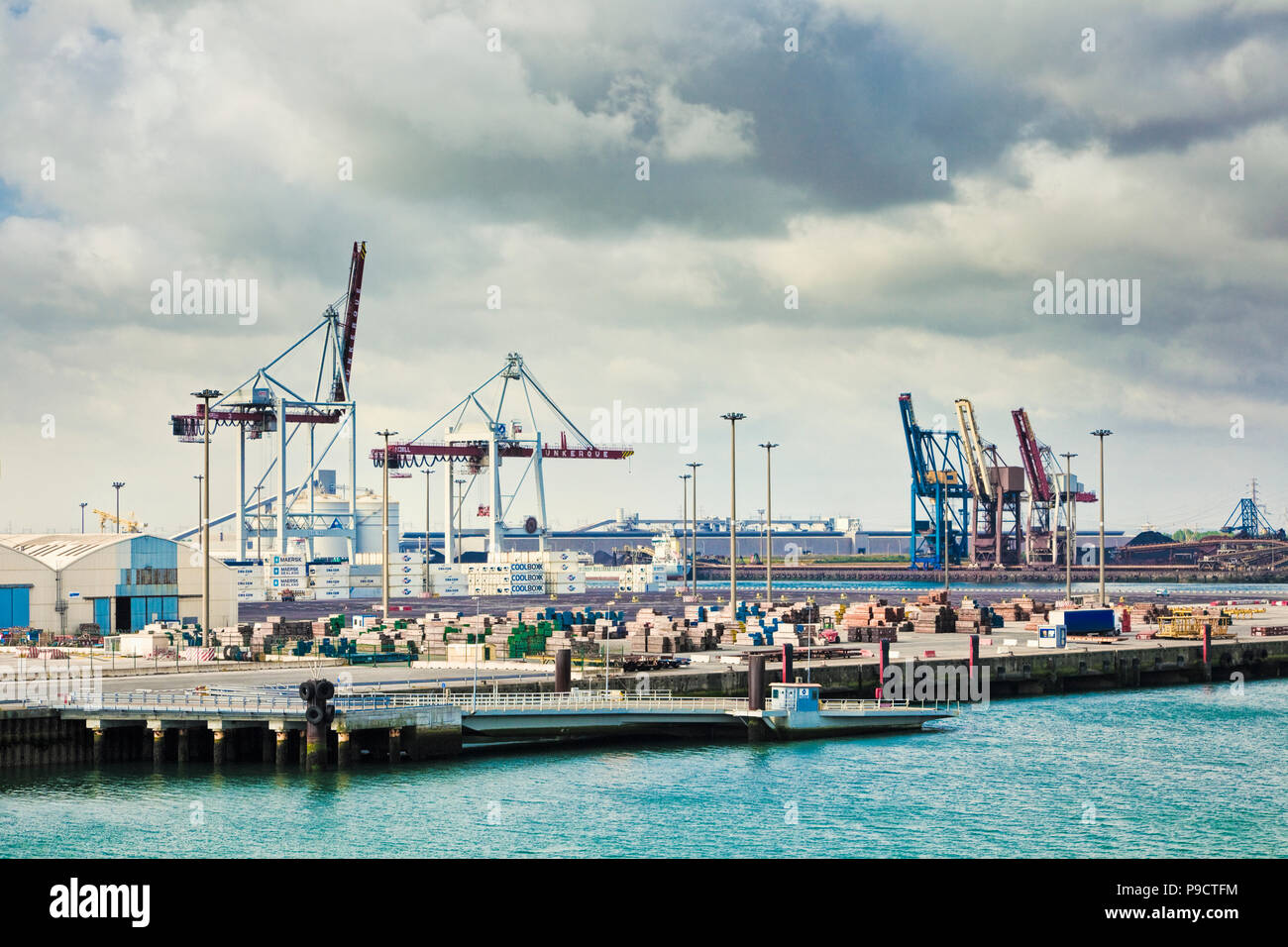 Gru sulle banchine al porto industriale di Dunkerque, Francia, Europa Foto Stock