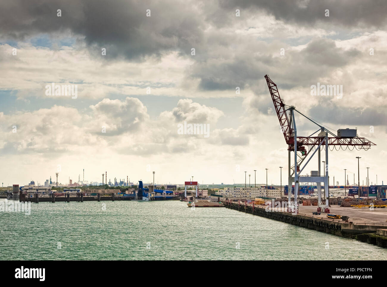 Il ferry terminal portuali e banchine industriale di Dunkerque, Francia, Europa Foto Stock