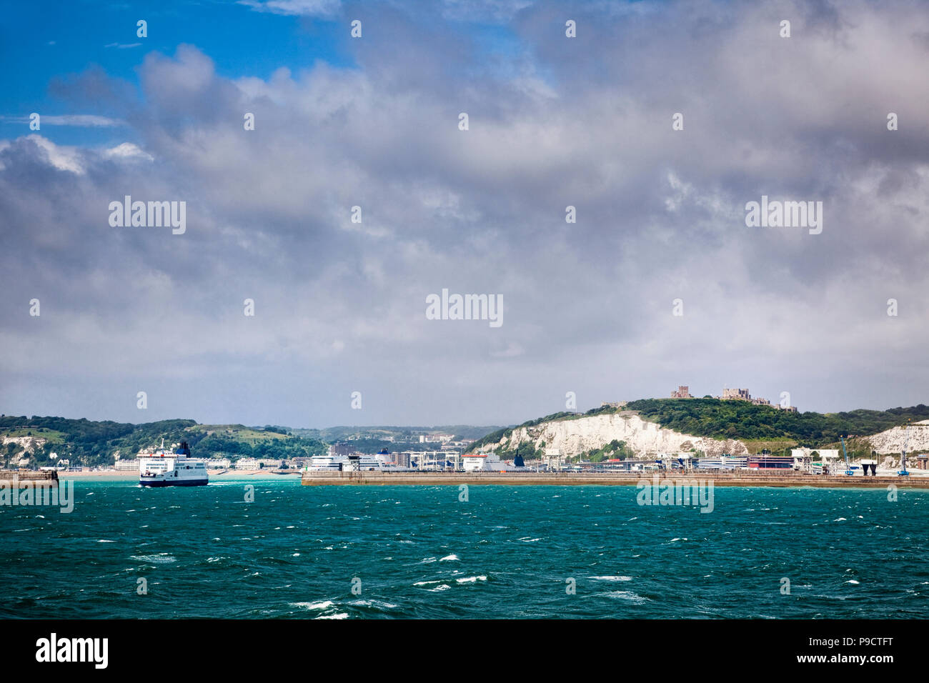 Car Ferries, la parete del porto e del Castello di Dover sopra il porto dei traghetti di Dover, Kent, England, Regno Unito Foto Stock