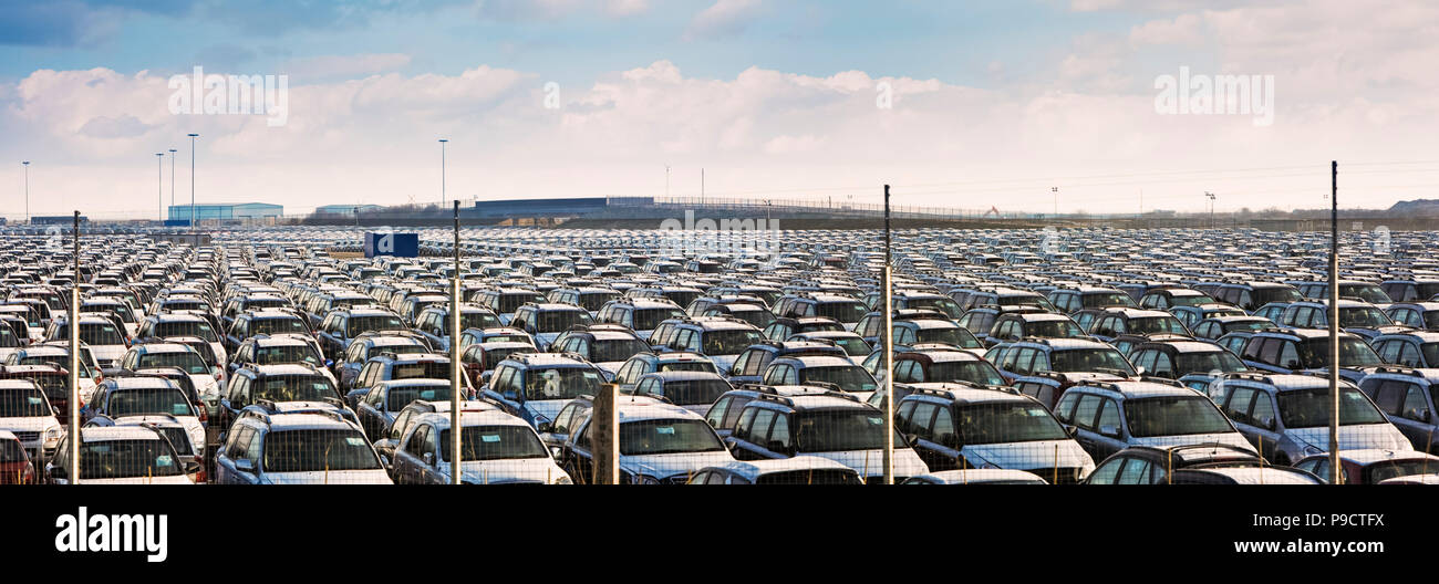 Migliaia di importazioni di nuovi autoveicoli importati parcheggiato in righe nel porto di Immingham, Lincolnshire, England, Regno Unito Foto Stock