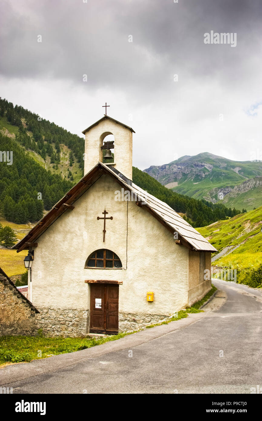 La piccola cappella delle colline ai piedi delle Alpi francesi, il Parco Nazionale del Mercantour, Francia, Europa Foto Stock