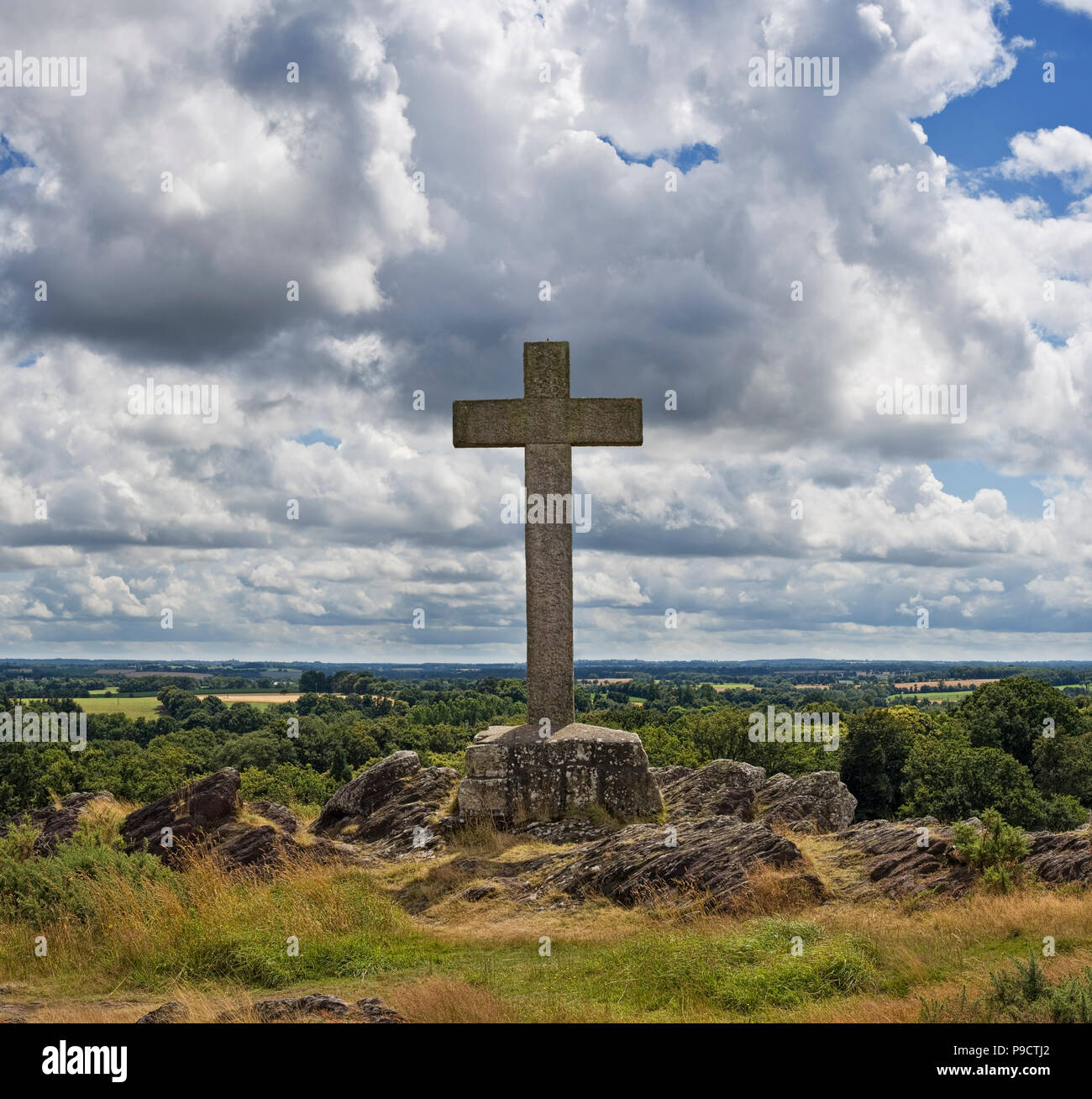 Gran Croce di pietra crocifisso sulla cima di una collina che si affaccia sulla piana aperta campagna Morbihan, in Bretagna, in Francia, in Europa Foto Stock