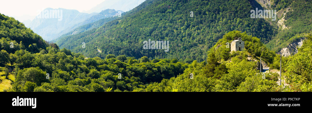 Piccola cappella arroccato su una collina nei pressi di clan, Alpes Maritimes Provence, Francia Foto Stock