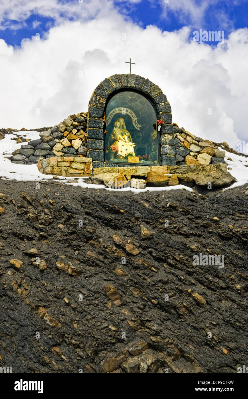 Piccola montagna alto santuario per i viaggiatori, Notre Dame du Tres Haute nelle Alpi francesi al vertice del Col de la Bonette, Alpes Maritimes, Francia, Europa Foto Stock