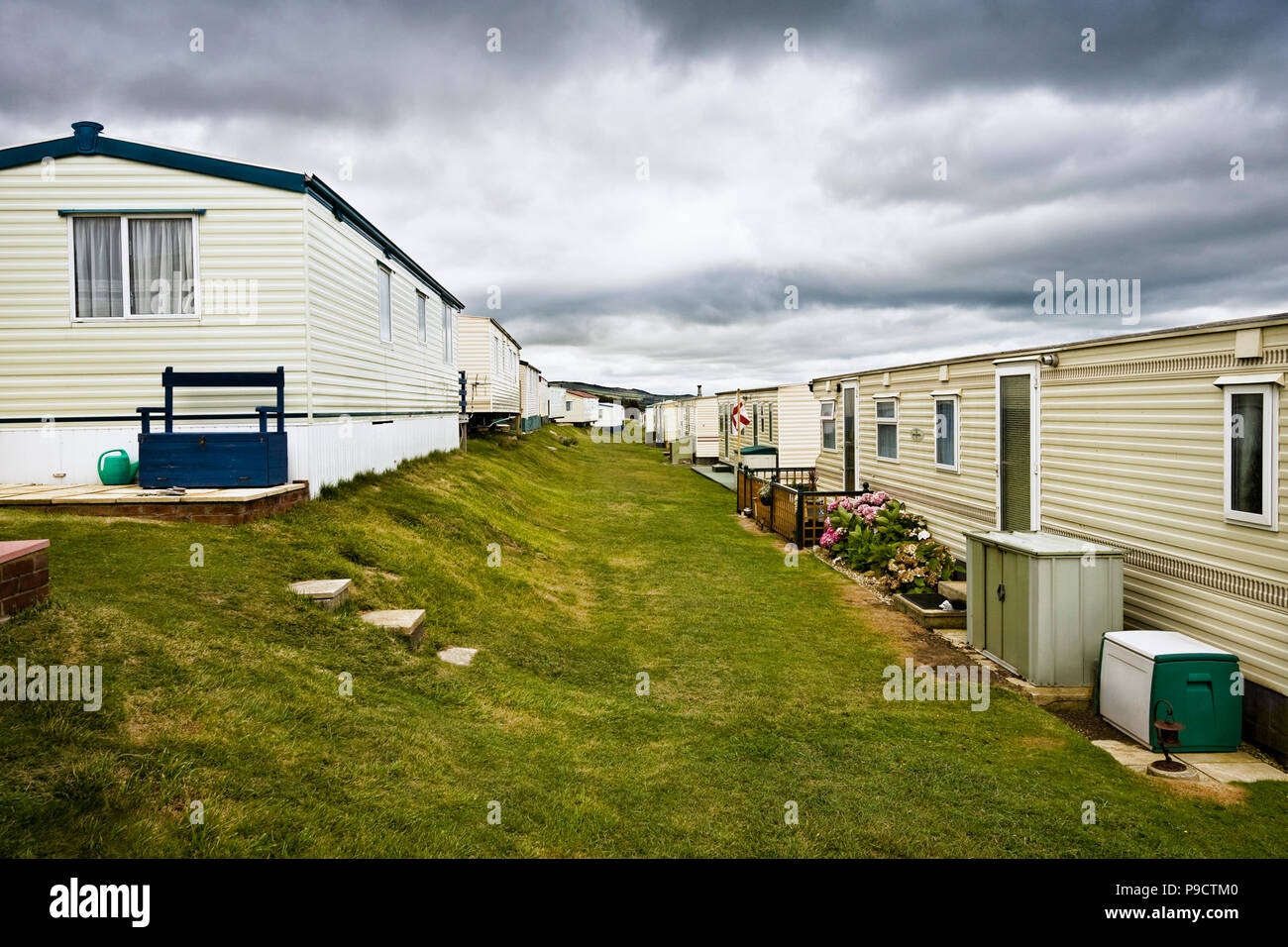 Britannico tradizionale casa mobile o roulotte statiche holiday park sulla rupe a Burton Bradstock, Dorset, England, Regno Unito Foto Stock