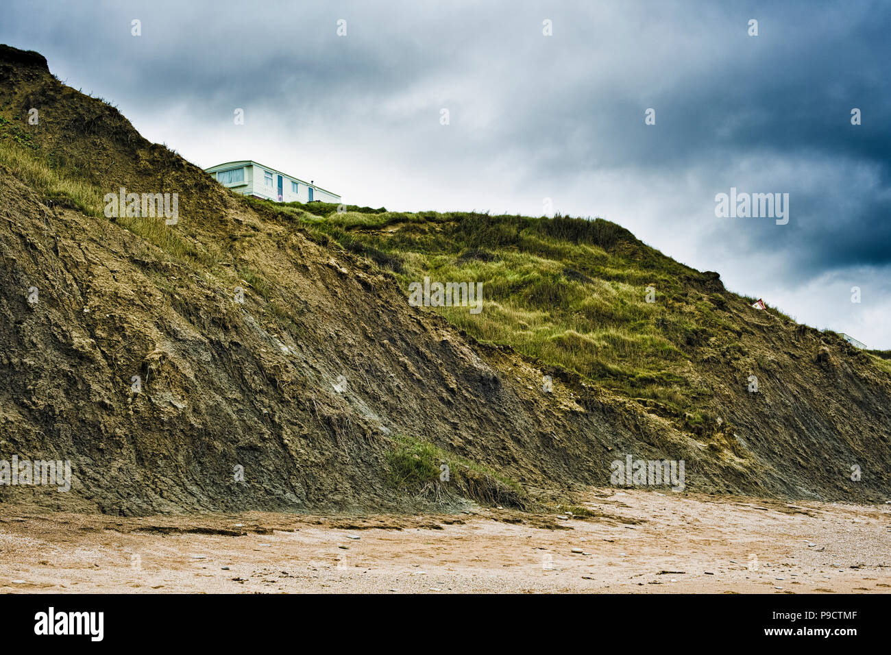 Casa mobile o roulotte statiche vicino al ciglio della scogliera a causa di erosione costiera sulla costa Holderness, East Yorkshire, Inghilterra, Regno Unito Foto Stock