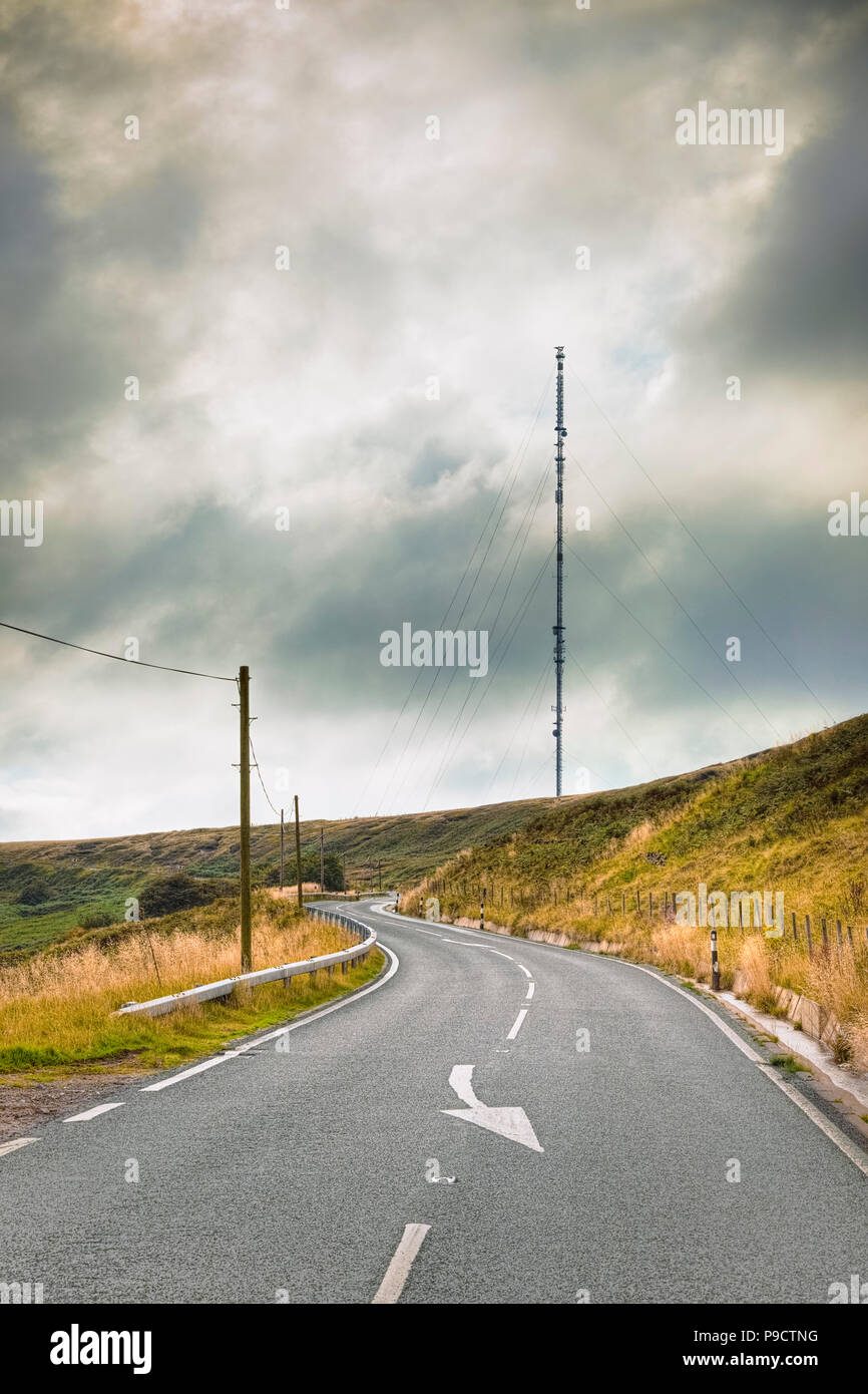 Strada tortuosa che conduce al Holme Moss trasmettitore tv tower su West Yorkshire Moors, Pennines, Peak District, England, Regno Unito Foto Stock