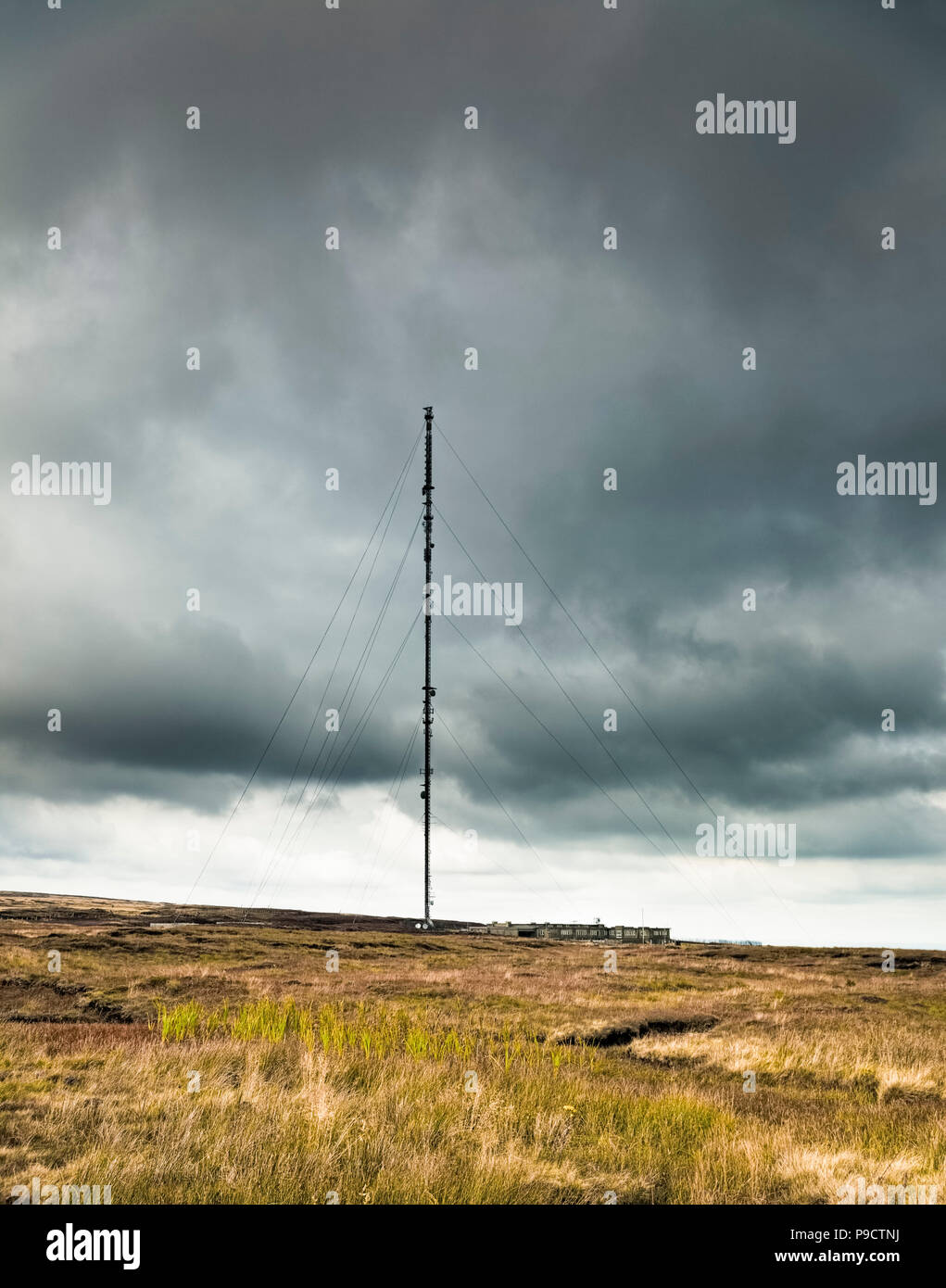 La Holme Moss trasmettitore tv tower su West Yorkshire Moors, Pennines, Peak District, England, Regno Unito Foto Stock