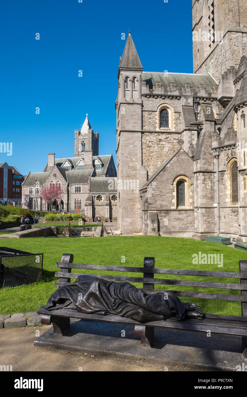 Senzatetto Gesù scultura bronzo su un banco di lavoro al di fuori di Cristo la Chiesa Cattedrale, Dublino, Irlanda, Europa Foto Stock