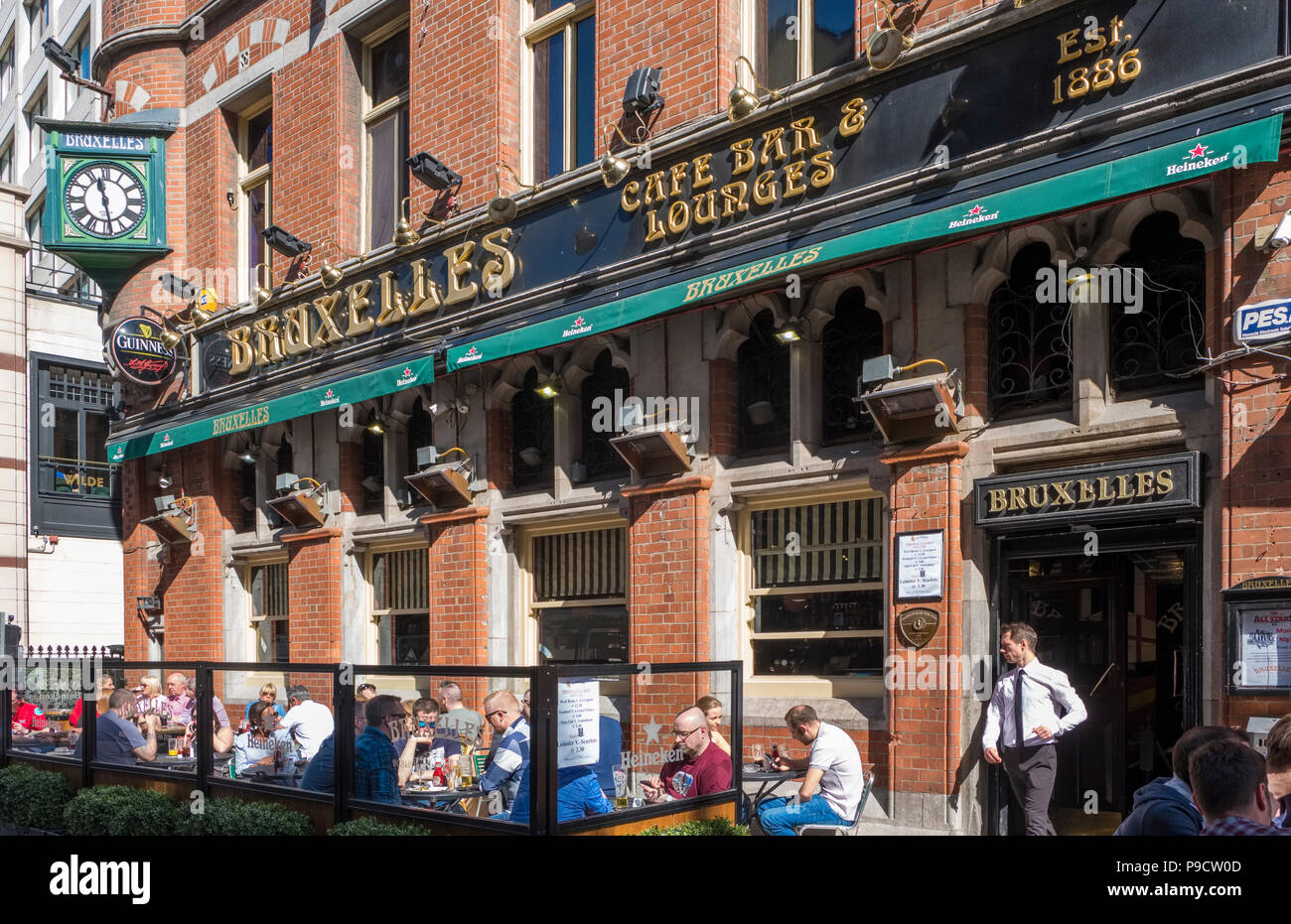 La gente seduta al di fuori di Bruxelles, un bar alla moda pavement cafe a Dublino, Irlanda, Europa Foto Stock