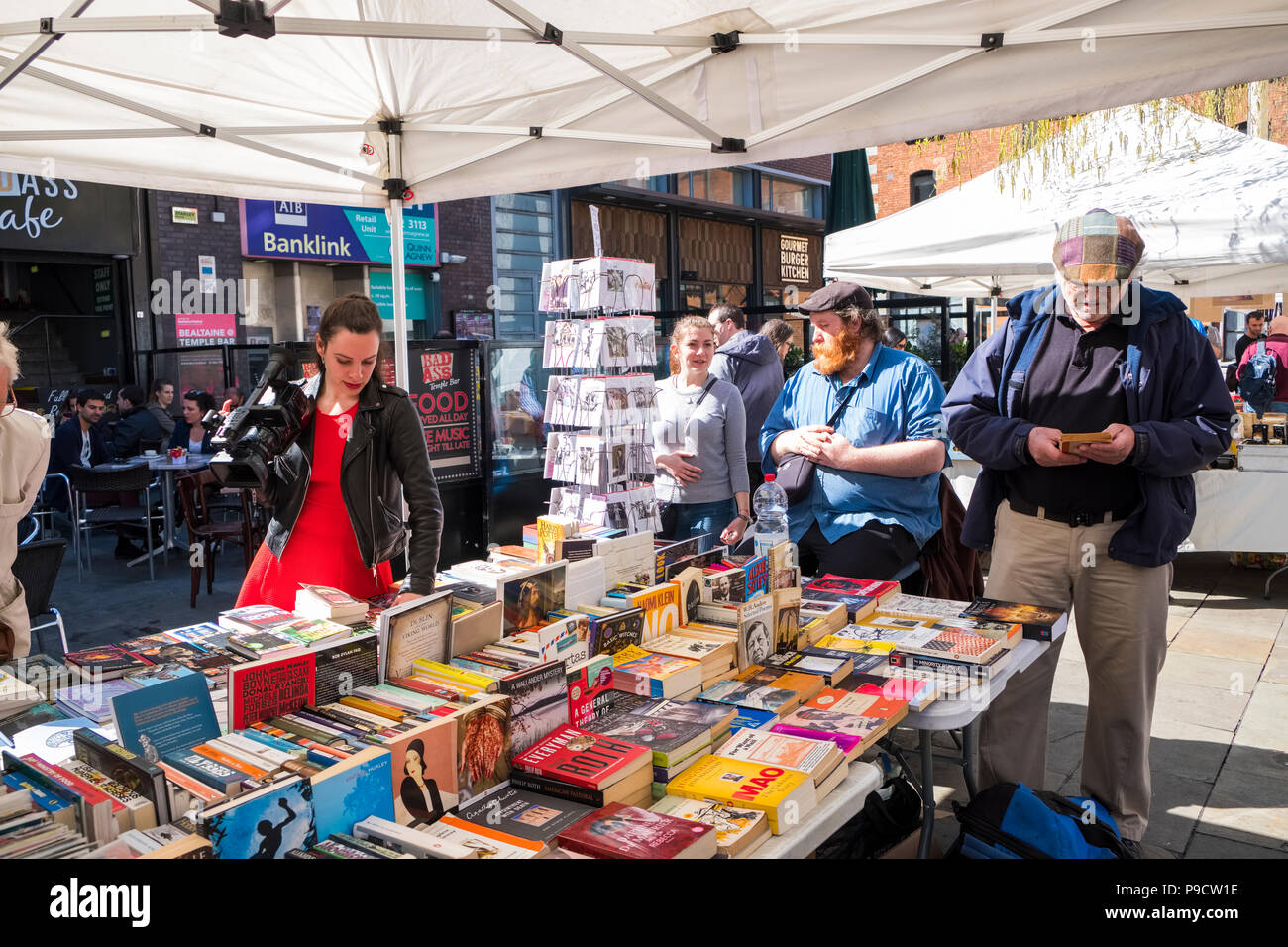 Prenota in stallo sulla strada del mercato al Temple Bar di Dublino, Irlanda, Europa Foto Stock