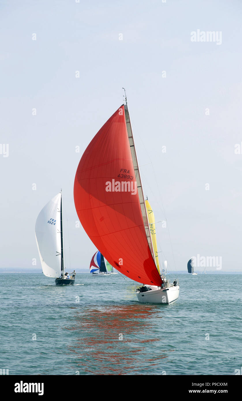 Barche partecipanti al Royal Ocean Racing Club Cowes a St Malo gara di luglio 2018. Flying spinnaker nel Solent Foto Stock