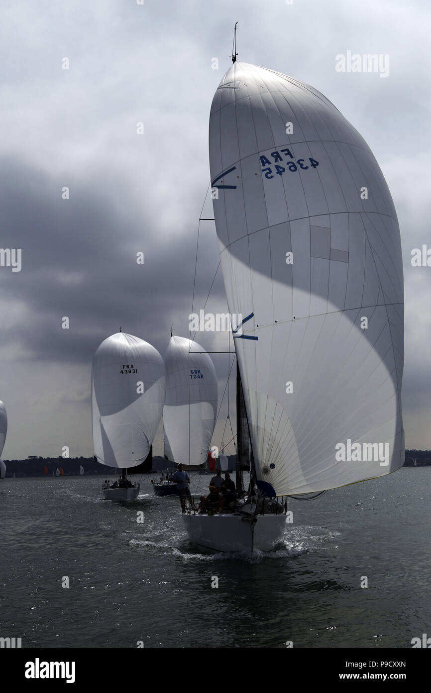 Barche partecipanti al Royal Ocean Racing Club Cowes a St Malo gara di luglio 2018. Flying spinnaker nel Solent Foto Stock