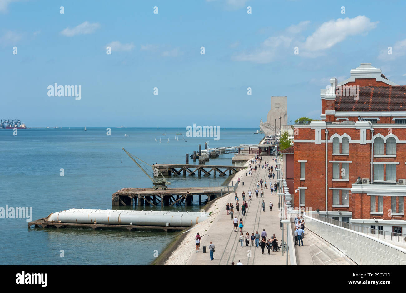 Lisbona, Portogallo - 27 Maggio 2018: MAAT - Persone presso il Museo di arte, architettura e tecnologia. Progettata dall'architetto britannico Amanda Levete Foto Stock